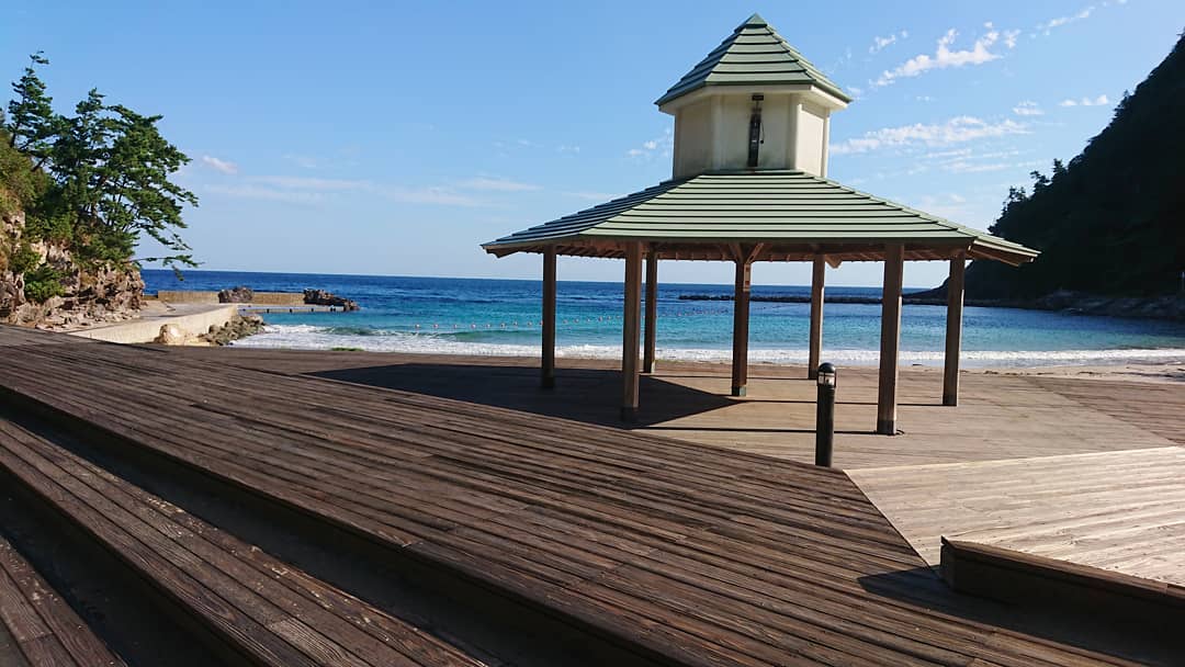 隠岐営業所の齋藤です。初秋の塩浜海水浴場。波の穏やかな日はデッキでのんびりと気分はほとんどプライベートビーチです。 #さんもく工業 #木材 #隠岐 #隠岐の島 #デッキ #海 #砂浜 #プライベートビーチ #青い海 – Instagram